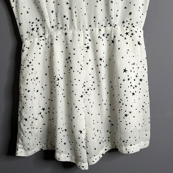 Hayden LA White Romper With Black Star Print Short Sleeves Size Large - Picture 9 of 11